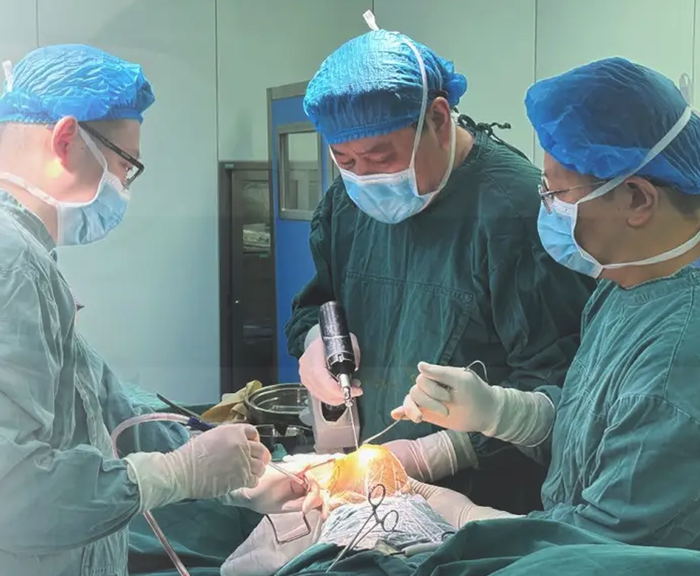 Decima theatre support during a hip and knee arthroplasty procedure